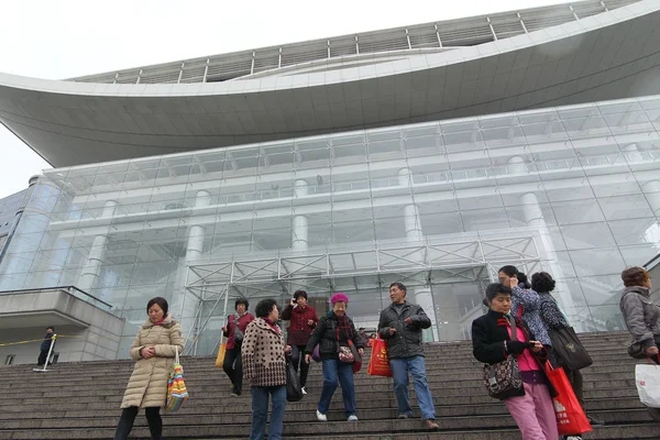 Návštěvníci Fotografují Před Šanghajskou Grand Theater Než Zavře Pro Velkou — Stock fotografie