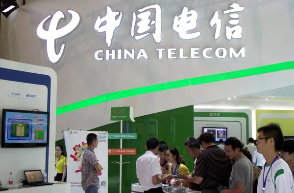 Pessoas Visitam Estande China Telecom Durante 2014 Tianyi Mobile Fair — Fotografia de Stock