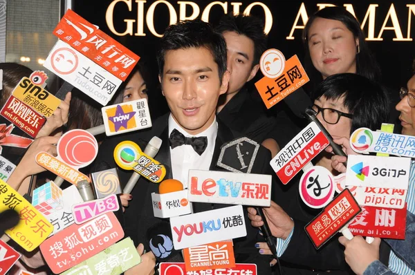 韓国の人気俳優 歌手崔 ウォン センター 開会式の新しい店のジョルジオ アルマーニ 中国で 2013 日インタビュー — ストック写真