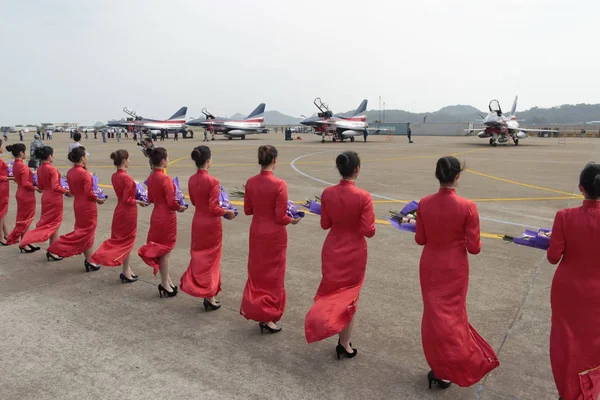 Vrouwelijke Begeleiders Houden Boeketten Van Bloemen Verwelkomen Piloten Van Gevechtsvliegtuigen — Stockfoto