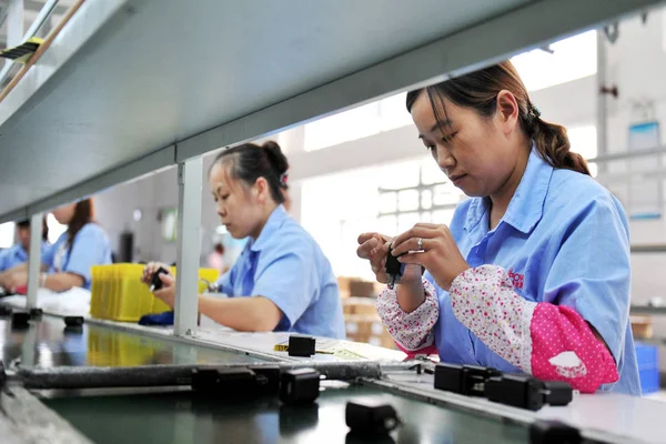 女性中国人労働者 2014 中国湖北省宜昌市の電子製品工場で基板を生産します — ストック写真