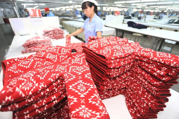 Жіночий Китайський Працівник Складки Дитячого Одягу Експортуватися Великій Швейній Фабриці — стокове фото