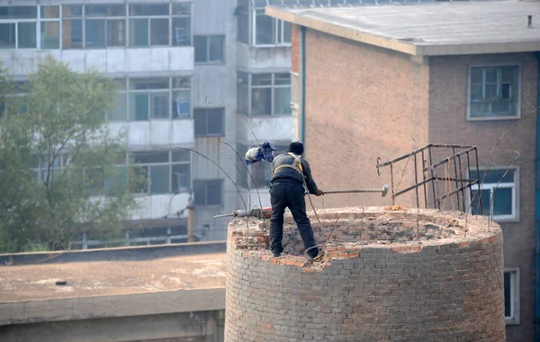 Trabajador Demolición Chino Encuentra Parte Superior Una Chimenea Para Derribar — Foto de Stock