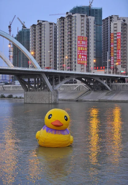 View Copycat Hong Kongs Giant Yellow Duck Zhangjiajie Central Chinas — Stock Photo, Image