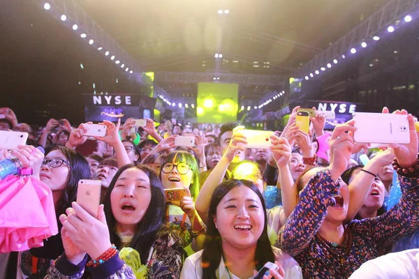 Empleados Chinos Del Grupo Alibaba Toman Fotos Para Celebrar Salida —  Fotos de Stock