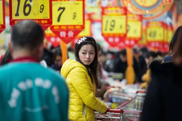 Klienci Zakupy Dla Chińskiego Księżycowego Nowego Roku Lub Spring Festival — Zdjęcie stockowe