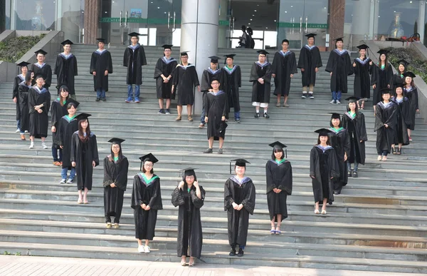 Studenten Posieren Herzform Für Abschlussfotos Auf Dem Campus Der Land — Stockfoto