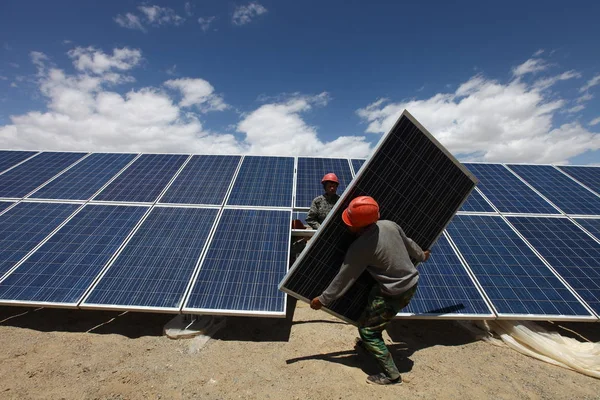 Lavoratori Cinesi Installano Pannello Solare Una Centrale Fotovoltaica Nel Villaggio — Foto Stock