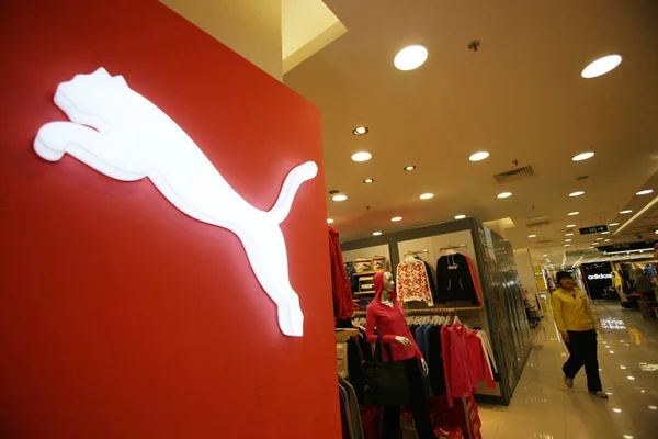 Pedestrian Walks Store German Sportswear Brand Puma Shopping Mall Shanghai — Stock Photo, Image