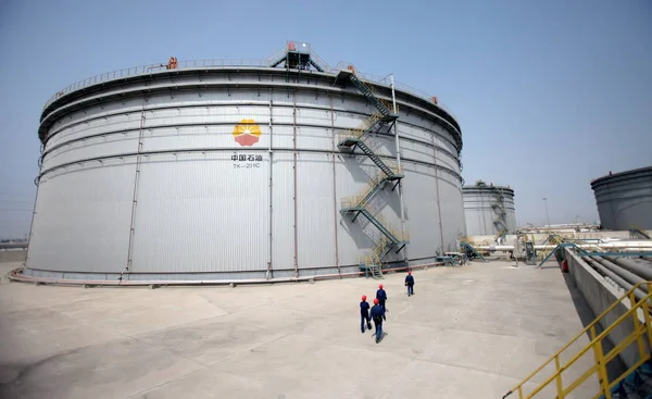 Inspetores Chineses Patrulham Tanques Petróleo Bruto Base Reservas Comerciais Petróleo — Fotografia de Stock