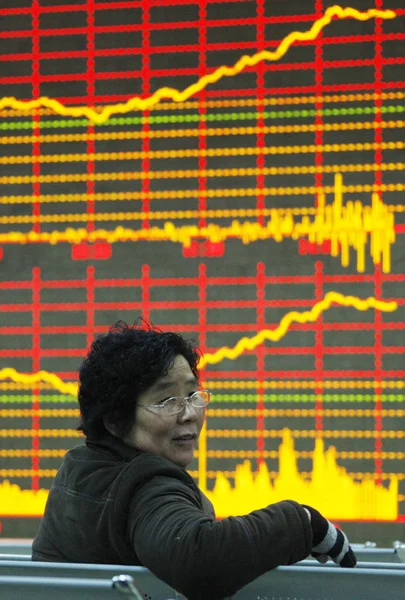 Chiński Inwestor Patrzy Przed Ekranem Pokazujący Indeksy Giełdowe Domu Maklerskim — Zdjęcie stockowe