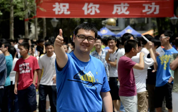 Estudante Chinês Gestos Para Comemorar Frente Outros Como Eles Fora — Fotografia de Stock
