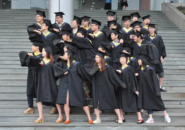 2013年5月25日 中国东部浙江省临安市浙江农林大学 Zafu 的大学毕业生身着时代服装和学术服装 为毕业照片拍照 — 图库照片