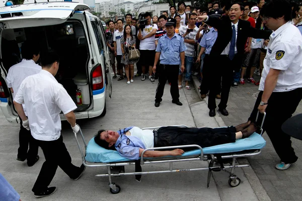 Chinesische Mediziner Bringen Eine Bei Dem Angriff Verletzte Polizistin Während — Stockfoto
