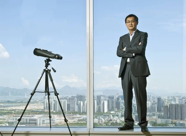 2011年6月9日 腾讯董事长马化腾在广东省东南部深圳腾讯总部大楼摆姿势拍照 — 图库照片