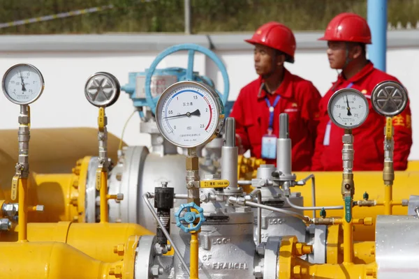 Chinesische Techniker Untersuchen Erdgasrohre Und Ventile Einer Druckregelstation Der Petrochina — Stockfoto