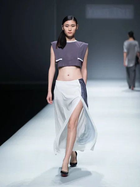 モデルは 2014 中国北京で中国ロンドンファッションウィークの春 2015 年中に Yante ツリー朱温ファッションショーで朱温デザイナーによって新しい創造を表示します — ストック写真