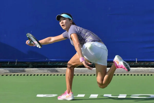 中国の張 Kailin は広州市に中国南部の広東省 2014 2014 Wta 広州オープン テニス トーナメント中に女子シングルスの彼らの第二ラウンドの試合でアメリカ合衆国のアリソン Riske — ストック写真