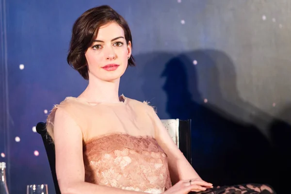 Actriz Estadounidense Anne Hathaway Asiste Una Conferencia Prensa Para Estreno —  Fotos de Stock