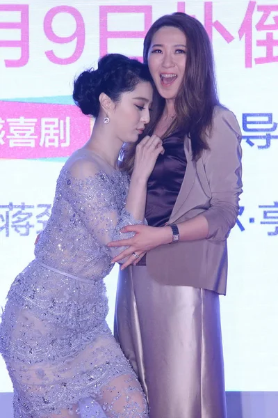 Chinese Actress Fan Bingbing Left Peeps Breast Chinese Director Jin — Stock Photo, Image