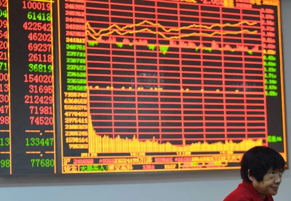 Chiński Inwestor Jest Zdjęciu Przed Ekranem Wyświetlając Shanghai Composite Index — Zdjęcie stockowe