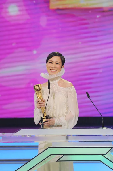 Atriz Hong Kong Charmaine Sheh Detém Seu Troféu Depois Ganhar — Fotografia de Stock