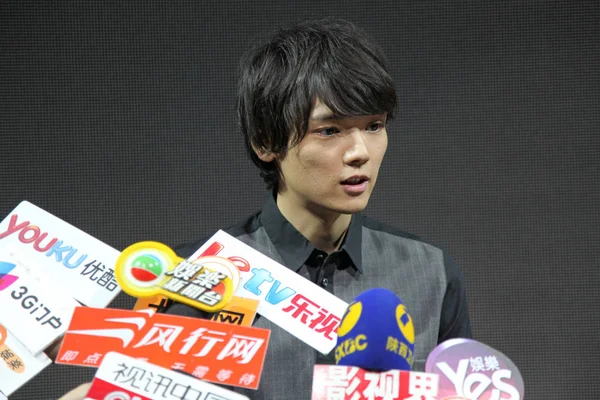 2013年7月21日 日本演员古川玉基在中国上海举行的日本电视系列 新闻发布会上接受采访 — 图库照片