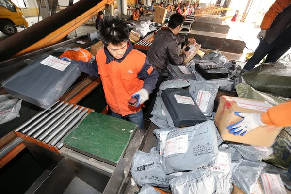 Čínští Pracující Řadit Parcel Nichž Většina Online Nakupování Distribuční Centrum — Stock fotografie