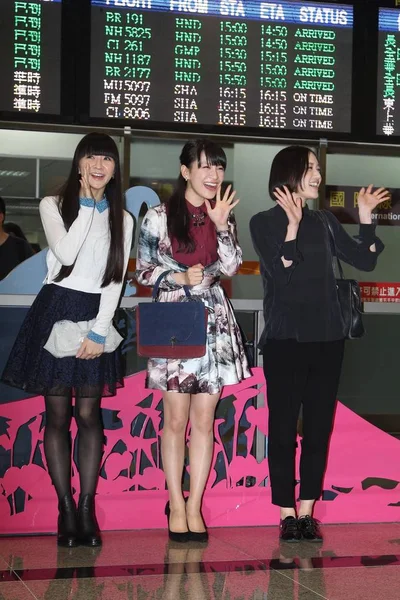 日本流行女歌手团体Perfume的Yuka Kashino Ayaka Nishiwaki和Ayano Omoto于2014年10月30日在台湾台北着陆后抵达台北松山机场 向粉丝致意 — 图库照片