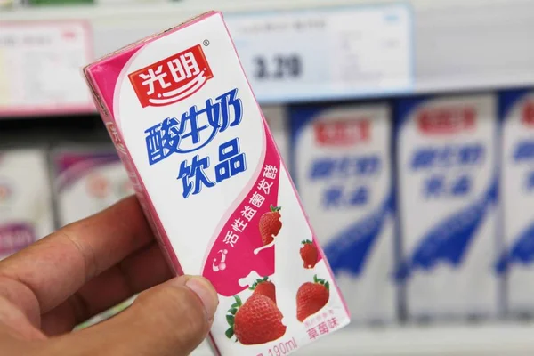 File Cliente Compra Una Caja Yogur Bright Dairy Una Subsidiaria — Foto de Stock