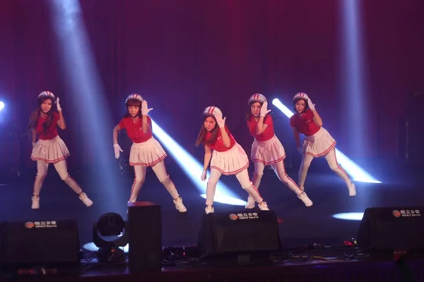 クレヨン ポップ韓国ガール グループの 人のメンバーが台湾 台北でのミニのコンサートは 2014 日中に実行します — ストック写真