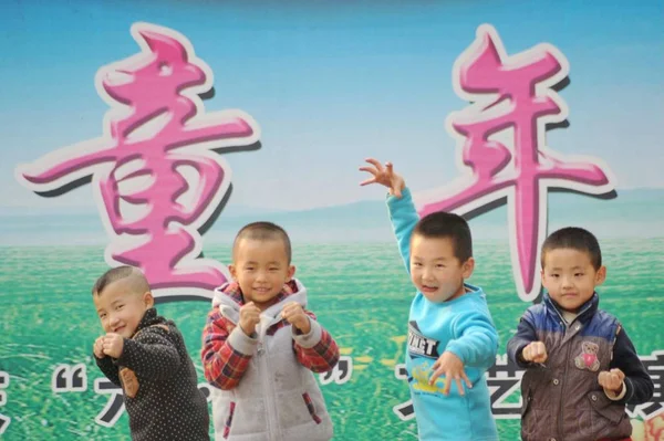Young Chinese Children Left Migrant Worker Parents Play Games Front — 스톡 사진