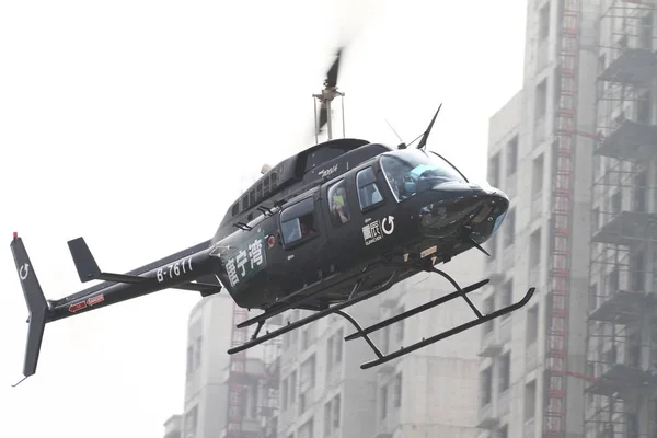 Helikopter Hordozza Potenciális Vevők Egy Lakóingatlan Projekt Megtekintése Közben Egy — Stock Fotó