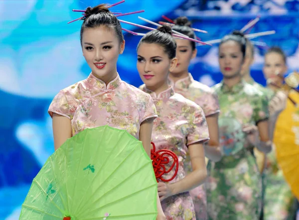 Chiński Model Huo Jialin Przodu Zagranicznych Modeli Wyświetlania Kreacje Cheongsam — Zdjęcie stockowe
