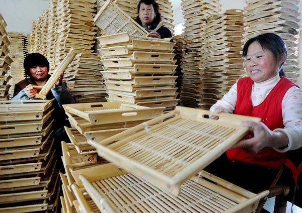 Китайские Фермеры Складывают Бамбуковые Тарелки Заводе Округе Шанхао Шанхай Провинция — стоковое фото