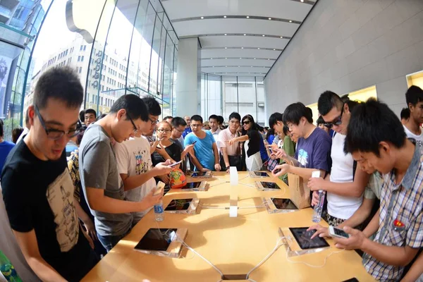 Kunden Drängen Sich Einem Apple Store Iphone Und Iphone Smartphones — Stockfoto