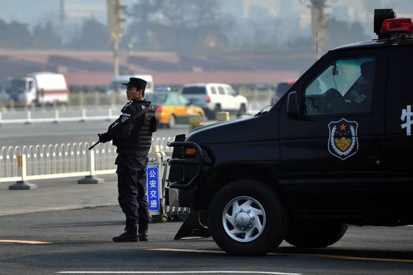 Ένας Οπλισμένος Αστυνομικός Φρουρούν Την Πλατεία Τιενανμέν Στο Πεκίνο Της — Φωτογραφία Αρχείου
