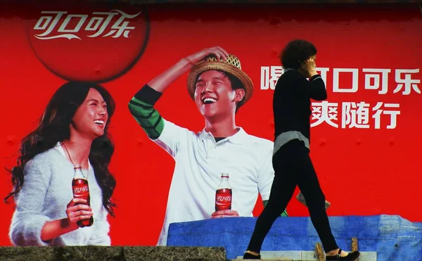 File Pedestrian Walks Advertisement Coca Cola Yichang City Central Chinas — стоковое фото