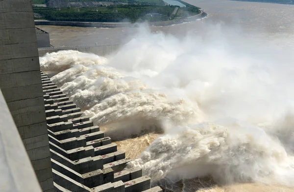 2014年9月3日 中国中部湖北省宜昌市盐泽河三峡大坝洪水涌出 — 图库照片