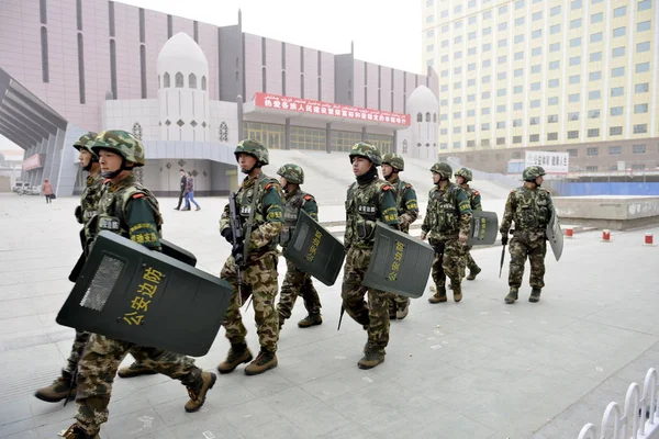Fegyveres Kínai Félkatonai Rendőr Járőr Egy Utcai Kasgar Északnyugat Chinas — Stock Fotó