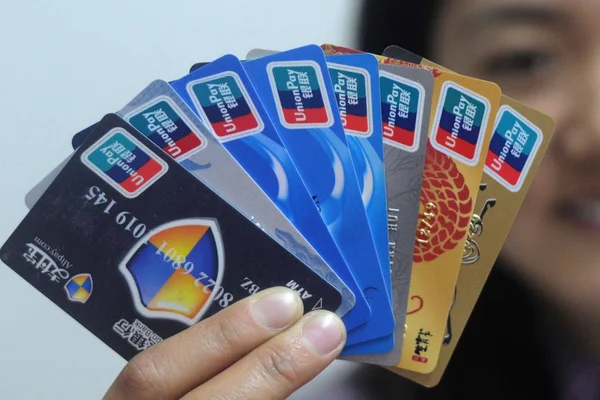 Een Chinese Vrouw Toont Bankkaarten Ondersteund Door China Unionpay Binzhou — Stockfoto