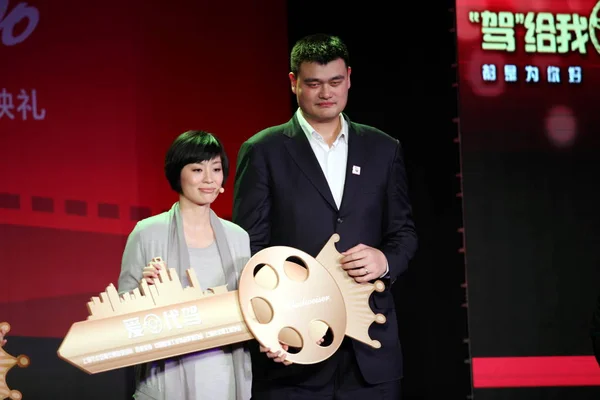 Emeryturze Chiński Koszykówka Superstar Yao Ming Prawo Jego Żona Poza — Zdjęcie stockowe