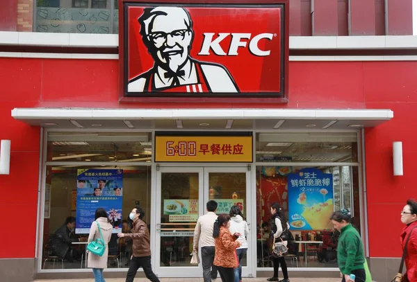 Pedestres Passam Por Restaurante Fast Food Kfc Marca Yum Nanjing — Fotografia de Stock