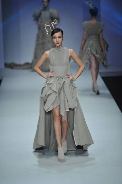 モデルは 2014 中国の北京で中国ロンドンファッションウィークの春 2015 年中にデザイナー Tao タオ楼蘭のファッションショーで新しい創造を表示します — ストック写真