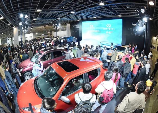 2014年11月28日 在中国东部江苏省南京市举行的汽车展上 参观者挤满了英菲尼迪的展台 — 图库照片