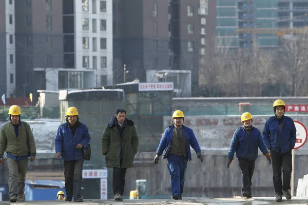 Chińskich Pracowników Migrujących Chodzić Budowie Pekinie Stycznia 2013 — Zdjęcie stockowe
