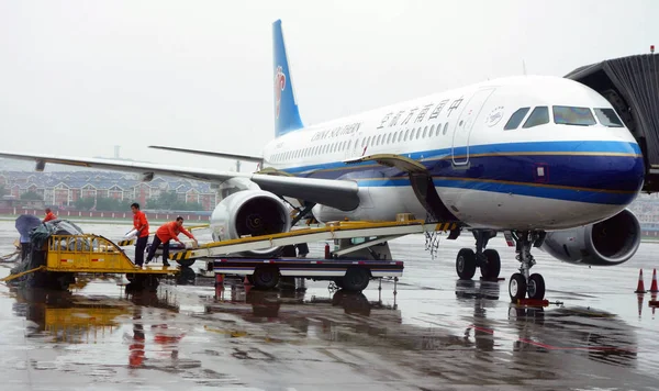 Člen Pozemního Personálu Uvolnit Pozemky Roviny China Southern Airlines Dalian — Stock fotografie