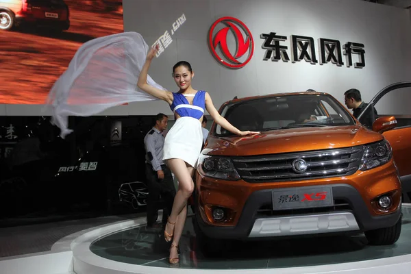 Model Poses Car Dongfeng Motor Corporation Dfm Exhibition Wuhan City — Stock Photo, Image