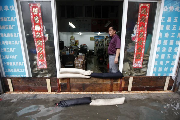 Homem Está Uma Loja Depois Uma Forte Chuva Xangai China — Fotografia de Stock