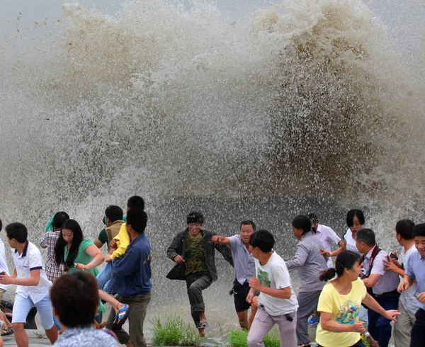 Китайские Зрители Убегают Виде Приливных Заноз Всплеска Реки Цяньтан Над — стоковое фото